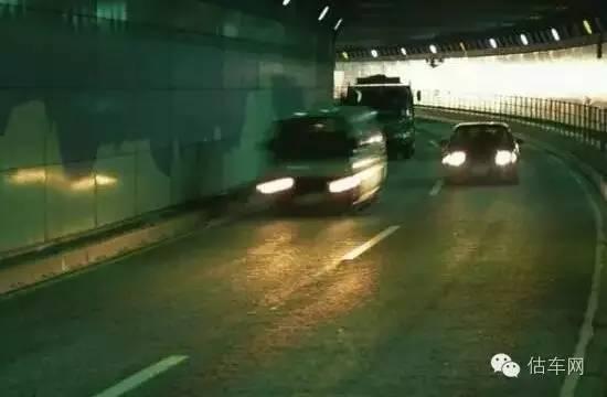 大汉地下停车场吃瓜视频,网友热议