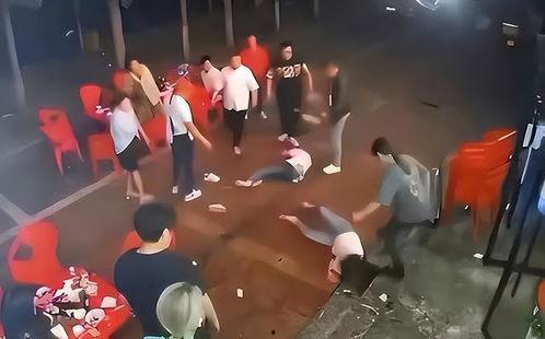 唐山打人吃瓜视频真实版,现实版“吃瓜群众”目睹的暴力现场