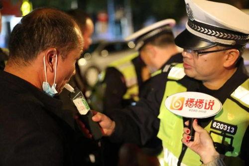 吃瓜群众质疑民警事件视频